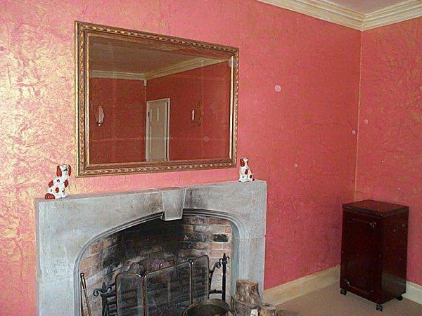 Фактурная штукатурка розового цвета на стенах каминной. Фото 7