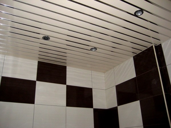 Реечный потолок в ванной комнате. Фото 20