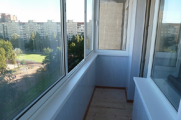Отделка балкона вагонкой ПВХ синего цвета. Окна. Фото 2