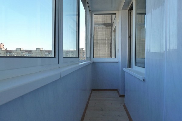 Отделка балкона вагонкой ПВХ синего цвета. Стены. Фото 1