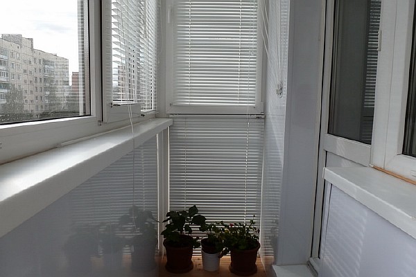 Отделка балкона панелями ПВХ белого цвета. Жалюзи. Фото 3