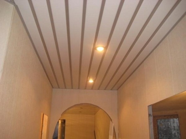 Реечный потолок в коридоре. Фото 7