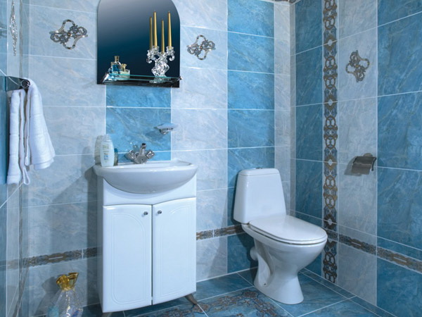 Голубая керамическая плитка в туалете. Фото 7
