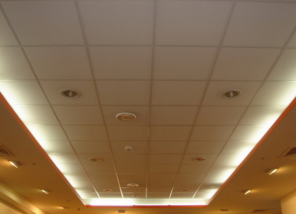 Подвесной кассетный потолок из белых панелей. Фото 20