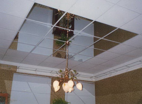 Кассетный потолок из зеркальных и белых панелей. Фото 9