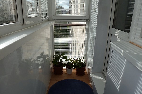 Отделка балкона панелями ПВХ белого цвета. Стены. Фото 2