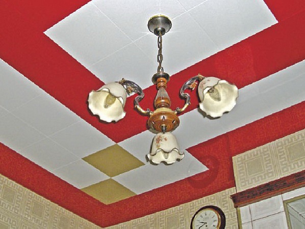 Кассетный потолок. Белые и красные панели. Фото 31