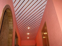Реечный потолок в узком коридоре. Фото 6