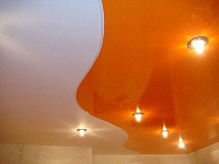 Натяжные потолки. Бело-оранжевый потолок. Фото 18