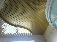 Двухуровневый реечный потолок в ванной. Фото 32