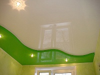 Натяжные потолки на кухне. Зеленый с белым. Фото 1
