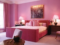 Стены спальни окрашенные розовой краской. Фото 4