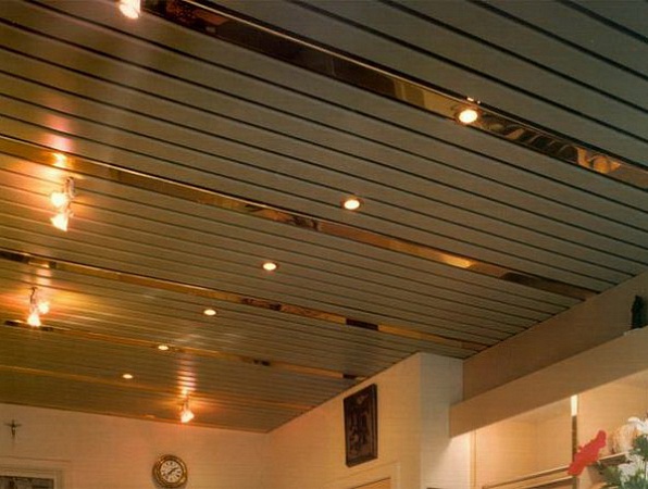 Реечный потолок в гостиной. Фото 34
