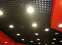 Подвесной потолок Грильято со светильниками. Фото 21