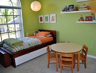 Стены окрашенные в зеленый цвет. Спальня. Фото 26