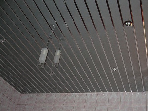 Реечный потолок со светильниками. Фото 29