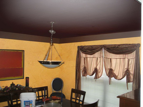 Потолок окрашенный в коричневый цвет. Фото 18