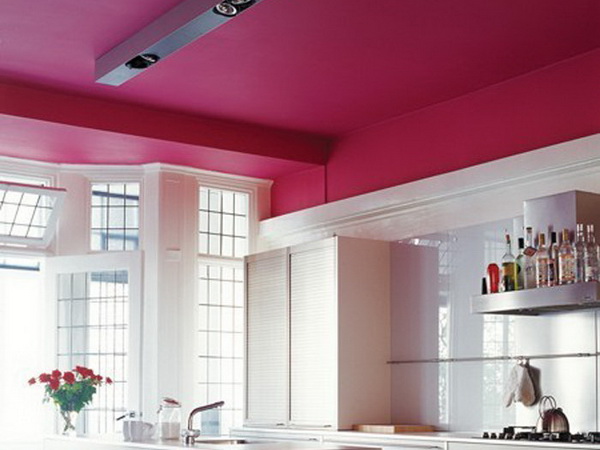 Потолок окрашенный темно-розовой краской. Кухня. Фото 1