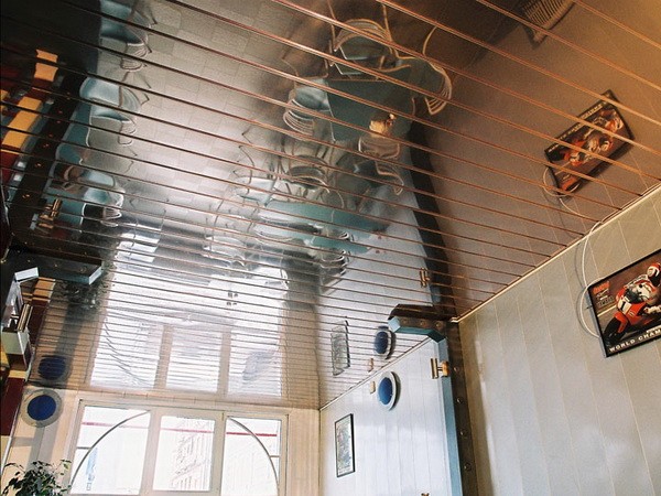 Зеркальный подвесной реечный потолок. Фото 9