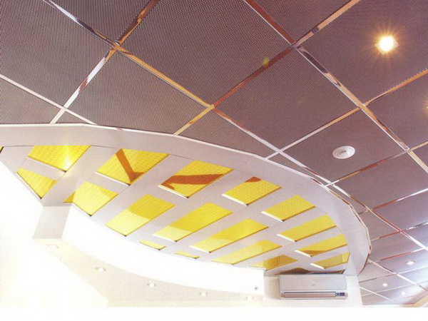 Кассетный потолок из сиреневых панелей. Фото 26
