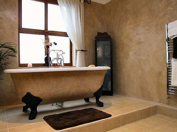 Марсельский воск на стенах ванной. Фото 15