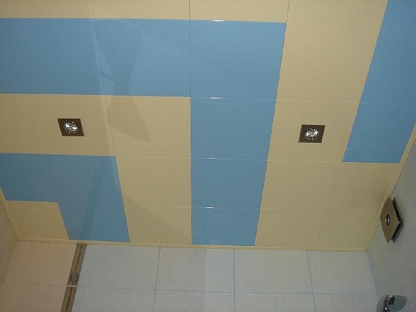 Кассетный потолок из бежево-голубых панелей. Фото 23