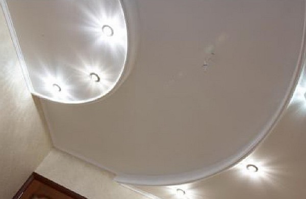 Потолок из гипсокартона в комнате. Фото 28