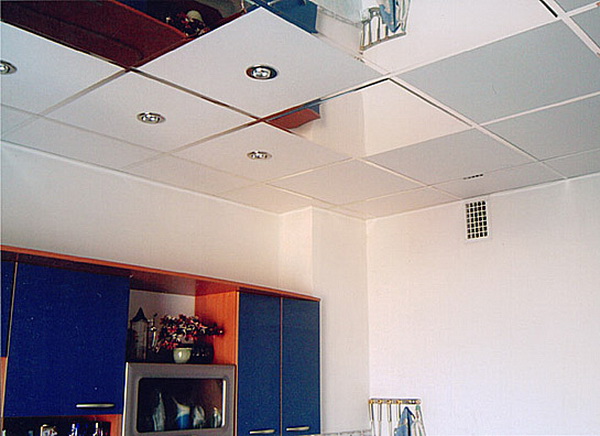 Кассетный потолок из белых панелей на кухне. Фото 27