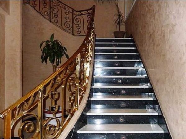 Стены лестницы отделаны декоративной штукатуркой. Фото 26