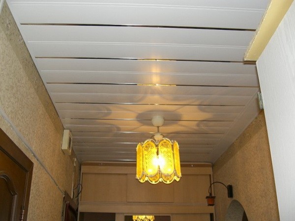 Реечный подвесной потолок в коридоре. Фото 10