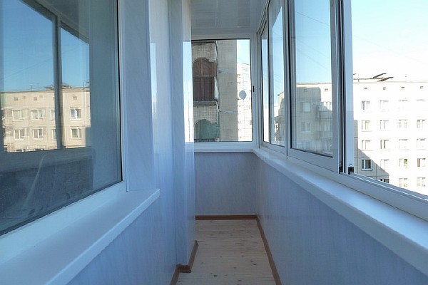 Отделка балкона вагонкой ПВХ синего цвета. Окна. Фото 6