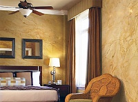 Стены спальной комнаты отделаны марсельским воском. Фото 12