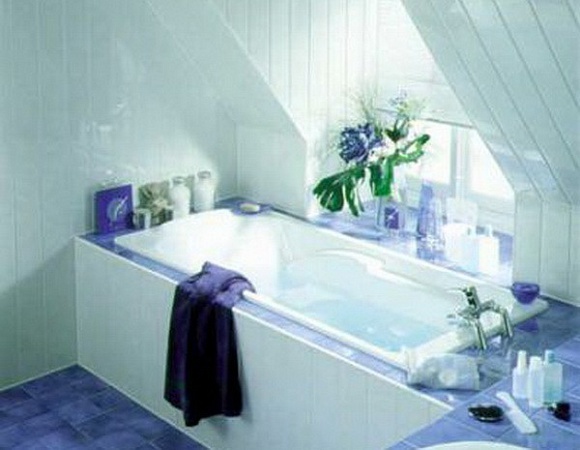Белые панели на стенах ванной. Фото 39