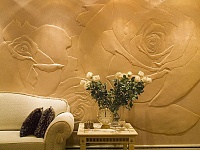 Декоративная штукатурка в виде бутонов роз на стенах гостиной. Фото 43