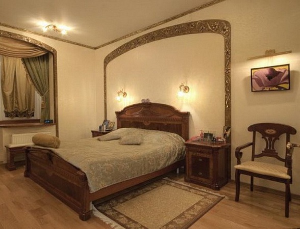 Стены спальной комнаты отделаны венецианской штукатуркой. Фото 28