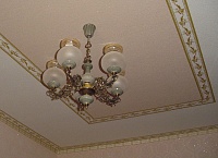 Обои светлых тонов на потолке. Фото 25