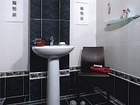 Черно-белая керамическая плитка в ванной. Фото 17