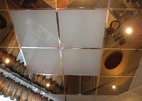 Комбинированный кассетный потолок в комнате. Фото 7