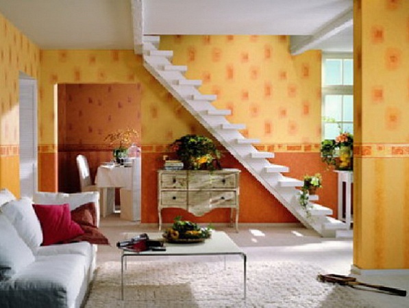Двухуровневые обои на стенах: верх - желтый, низ - оранжевый. Фото 11