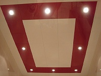 Бежево-красный кассетный потолок. Фото 24