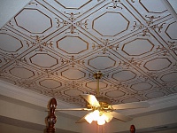 Клеевой потолок из пенополистирола с золотым орнаментом. Фото 16