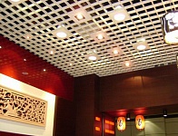 Потолок Грильято со встроенными светильниками. Фото 6