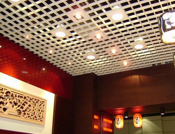 Потолок Грильято со встроенными светильниками. Фото 6