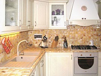 Настенная керамическая плитка под мозаику на кухне. Фото 25