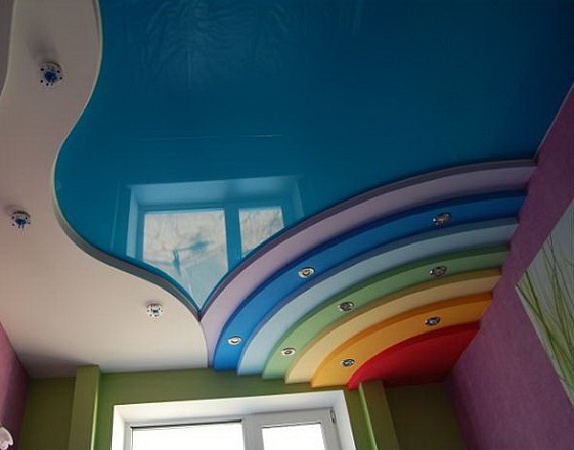 Многоуровневый потолок в виде радуги. Фото 16