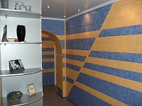 Двухцветные стеновые панели ПВХ в коридоре. Фото 13