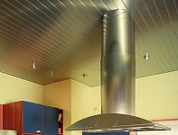 Алюминиевый реечный потолок на кухне. Фото 8