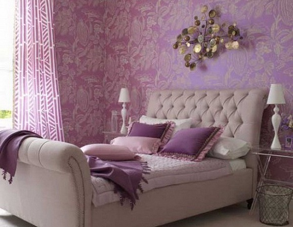 Розовые обои с рисунком на стенах в спальной комнате. Фото 3