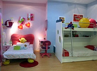 Стены в детской комнате окрашенные в розовый и голубой цвета. Фото 24