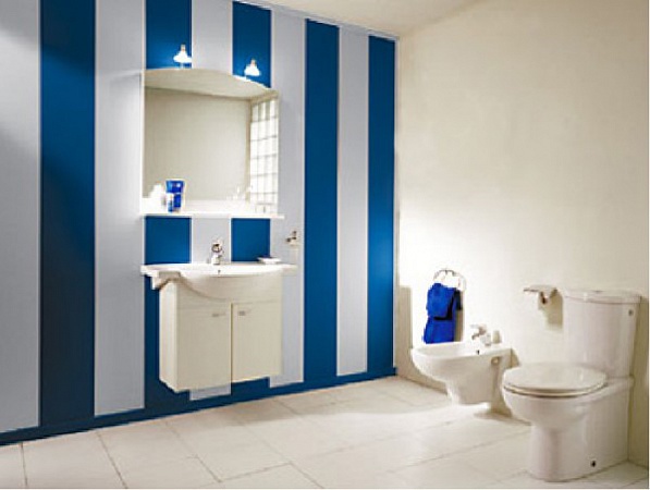 Бело-синие панели ПВХ в туалете. Фото 12